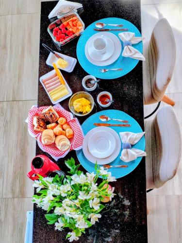 een tafel met blauwe borden met voedsel erop bij Cabanas Laurita BG in Bento Gonçalves