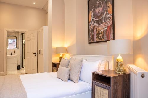 um quarto com uma cama branca e uma pintura na parede em 10 Park Square em Central Station