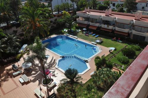 een uitzicht over een zwembad in een resort bij Apartment La Paz in Puerto de la Cruz
