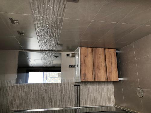 a kitchen with a ceiling with a mirror and cabinets at Geranio in Caserío Bacarot