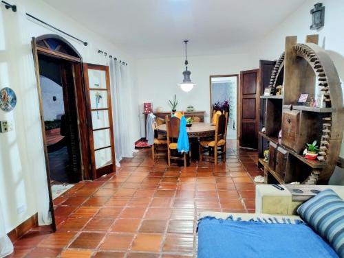 een woonkamer met een tafel en stoelen bij Casa Cantinho no Litoral in São Sebastião