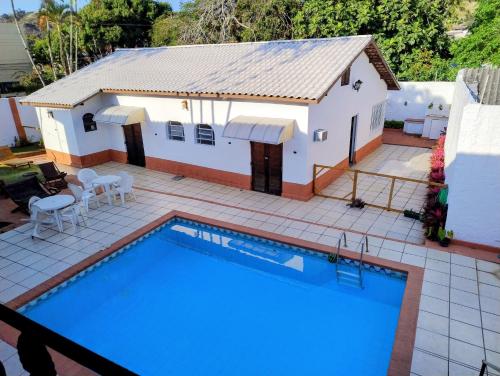 ein Haus mit einem Swimmingpool vor dem Haus in der Unterkunft Casa Cantinho no Litoral in São Sebastião