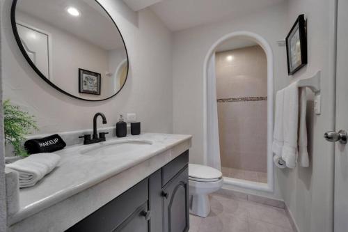 ein Badezimmer mit Waschbecken, Toilette und Spiegel in der Unterkunft Los Cabos - Costa Azul Apartments in San José del Cabo