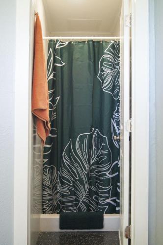 a shower curtain with a black and white plant pattern at Polynesian Hostel Beach Club in Honolulu