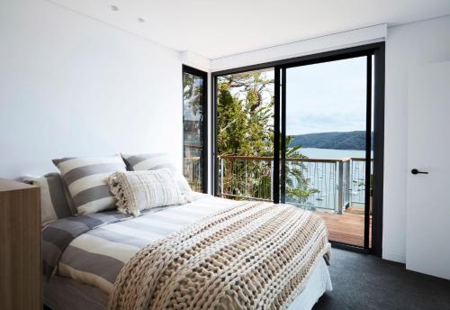 ein Schlafzimmer mit einem Bett und einem großen Fenster in der Unterkunft Coomalie in Palm Beach