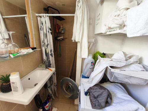 Koupelna v ubytování Beach Inn TLV Center