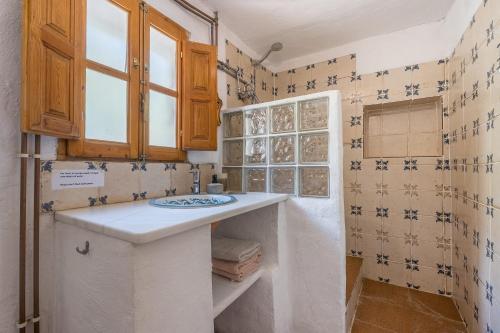 a small kitchen with a sink and a window at Off-Grid - Puerto Mika in Órgiva