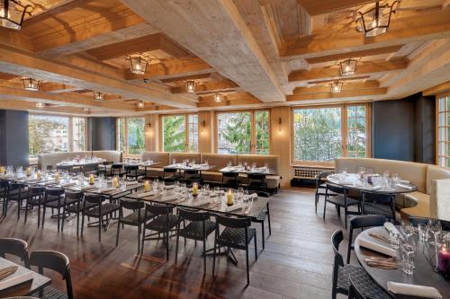 a large dining room with tables and chairs at Morosani Posthotel in Davos