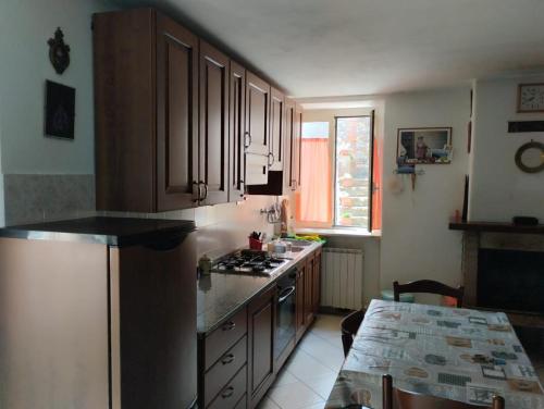 une cuisine avec une cuisinière et un comptoir dans l'établissement Casa Palmira, à Parrano