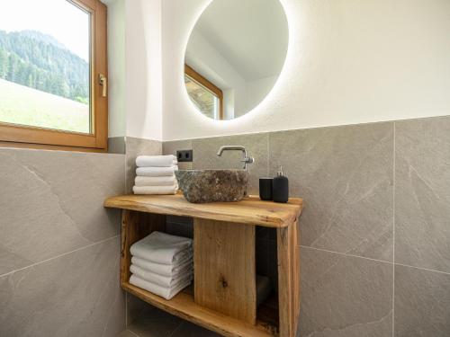 アルプバッハにあるTirola Chalet Alpbachの洗面台と鏡のあるバスルーム