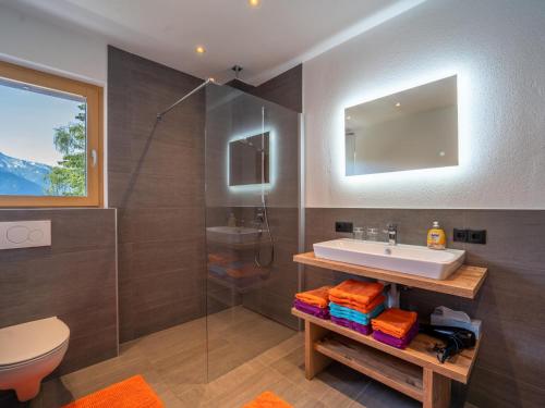 une salle de bain avec un lavabo et une douche dans l'établissement Chalet Georg, à Zellbergeben