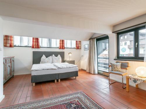 une chambre avec un lit, une table et des chaises dans l'établissement An der Schiwiese, à Söll