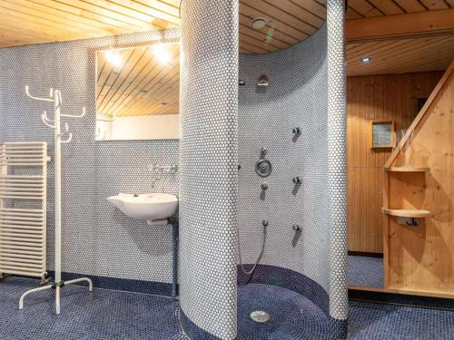 une salle de bain avec douche et lavabo dans l'établissement An der Schiwiese, à Söll