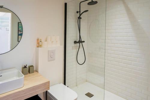 une salle de bain avec douche et lavabo dans l'établissement Villa Xarma, A Deux Pas de l’Océan, à Seignosse