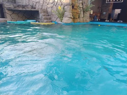 ein Pool mit blauem Wasser in einem Schwimmbecken in der Unterkunft Casa Marupiá - Natureza, simplicidade e bem-estar a poucos minutos do centro de Belém in Ananindeua
