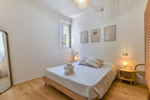a bedroom with a bed with a teddy bear on it at Casa Magnolia Loft in Seccheto