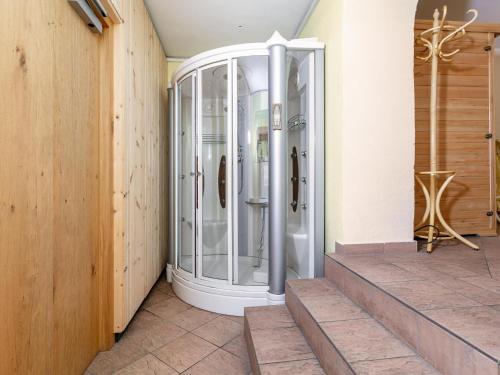 - Ducha a ras de suelo en Schweizerhof Margrith, en Huben