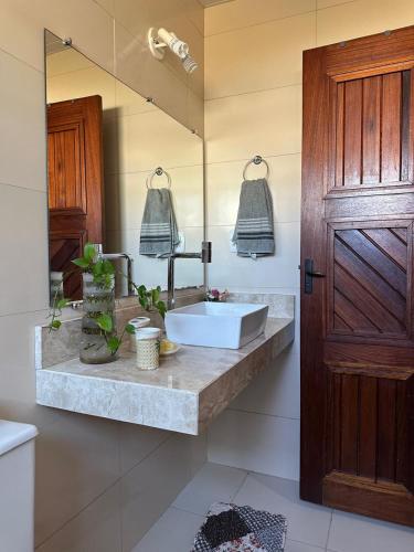 a bathroom with a sink and a mirror at Apto lindo em Alter do chão in Alter do Chao