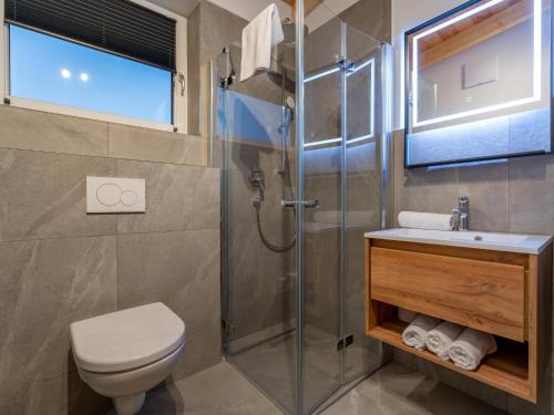une salle de bain avec une douche, des toilettes et un lavabo dans l'établissement Mountain Chalet Aquarius 5A, à Sankt Lorenzen ob Murau