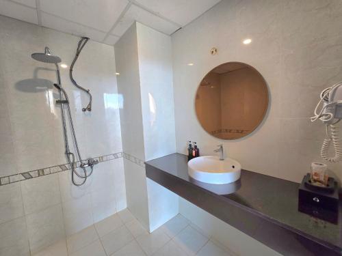 a bathroom with a sink and a shower with a mirror at 1103 - Tháp Tam Thắng Vũng Tàu in Vung Tau