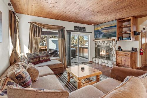 Posezení v ubytování 017 - Malabar Paradise - Big Bear Getaway