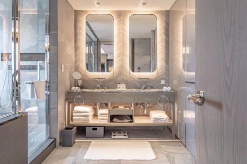 une salle de bain avec un lavabo et un miroir dans l'établissement The Westin Miyako Kyoto, à Kyoto