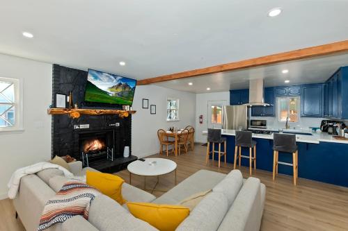 ビッグ・ベア・シティにある157 - Angelenos Cabin - Big Bear Getawayのソファと暖炉のあるリビングルーム