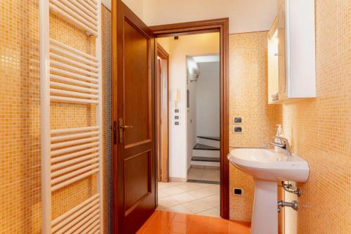 ルッカにあるNazario Sauro - Lucca by the wallsの洗面台とトイレ付きのバスルーム