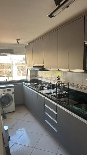 Η κουζίνα ή μικρή κουζίνα στο Premium Feira apartamento