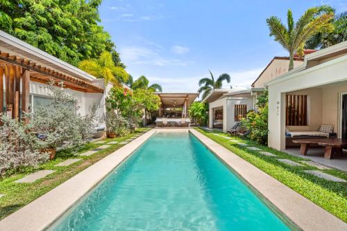 タマリンドにあるLa Ramona Charming Hotelの家の裏庭にあるプール
