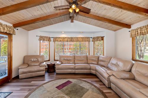 Una sala de estar con un sofá y un ventilador de techo. en 118 - Pinecrest Getaway - Big Bear Getaway, en Big Bear Lake