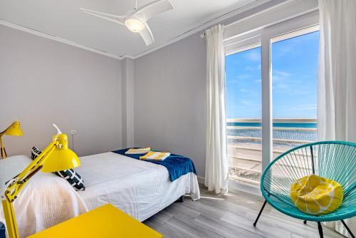 Un dormitorio con una cama y vista al mar. en Neptuno, en Gandía