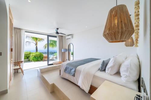 Ένα ή περισσότερα κρεβάτια σε δωμάτιο στο Casa Daria Sofia - Oceanview Luxury 4BDR Villa