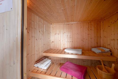 - un sauna en bois avec 2 lits dans l'établissement Paradies am See, à Zibühl