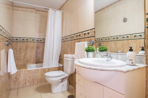 a bathroom with a toilet and a sink and a shower at Apartamento Las Playitas in Tuineje