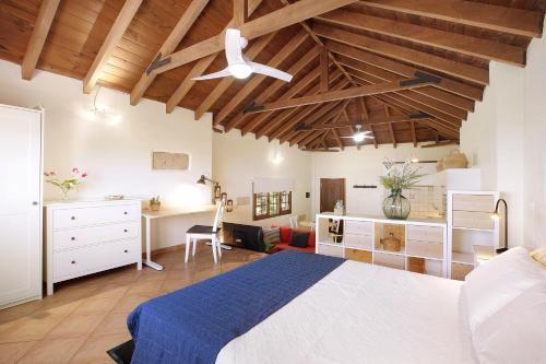 a bedroom with a bed and a desk in a room at Las Tres Palmeras in Güimar