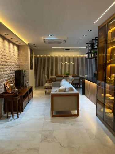 a lobby of a store with a couch and a table at Lindo Apartamento Cop30 in Belém