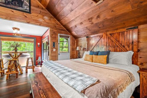 Ένα ή περισσότερα κρεβάτια σε δωμάτιο στο Bear Paw Bungalow