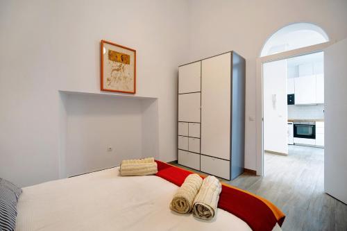a bedroom with a large bed with towels on it at Piso con Encanto in Cádiz