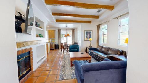 Χώρος καθιστικού στο SV253 2BR 3BA Spa Villa with Pool Access & Views