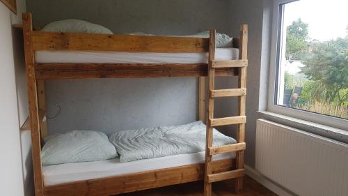 a couple of bunk beds in a room with a window at glüxnest in Bernstadt