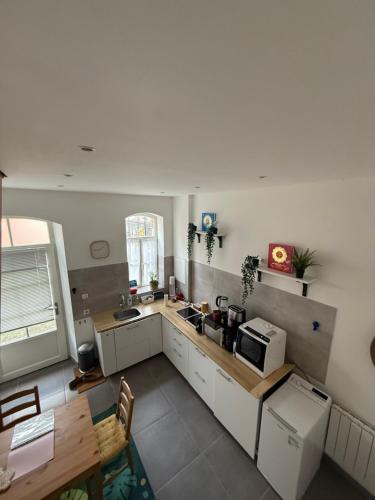 una cocina con fregadero y microondas en Rustik'House, en Haguenau