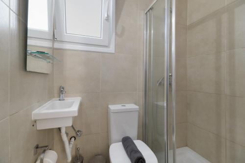 łazienka z toaletą, umywalką i prysznicem w obiekcie M2 room w mieście Nikiana