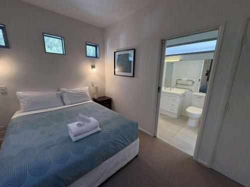 Ένα ή περισσότερα κρεβάτια σε δωμάτιο στο Riverside Apartment