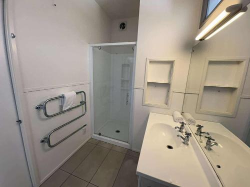 Ένα μπάνιο στο Riverside Apartment