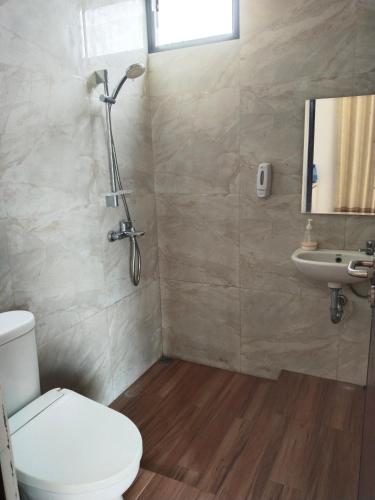 a bathroom with a toilet and a sink at Guesthouse Sadamantra in Maniskaler