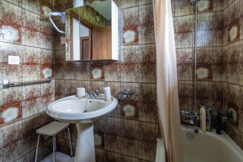 a bathroom with a sink and a mirror and a tub at As Neveiras in Millerada