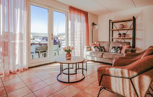 UitgeestにあるWestergeest 3 6Pのソファとテーブルのあるリビングルーム