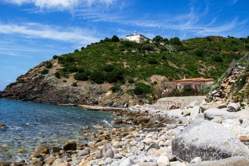 a house on top of a hill next to the water at Il Timo in Marciana