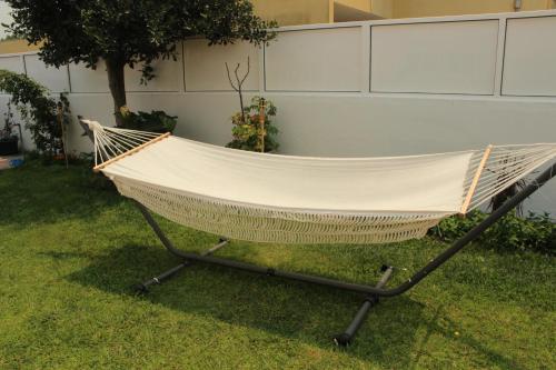 a hammock in the grass in a yard at Casa Lagoa Verde in Esmoriz